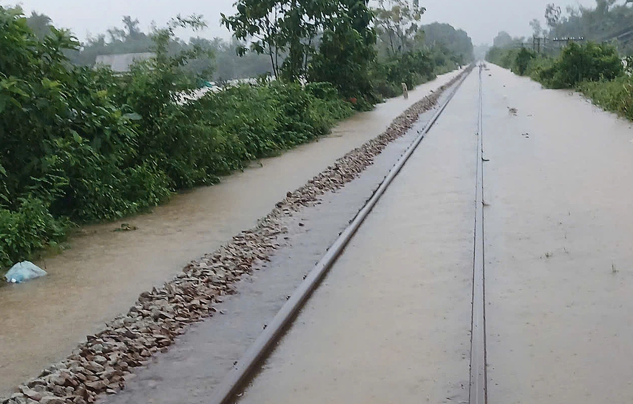 Giao Thông Bắc Nam Qua Huế Bị Tê Liệt Vì Mưa Lũ Lớn