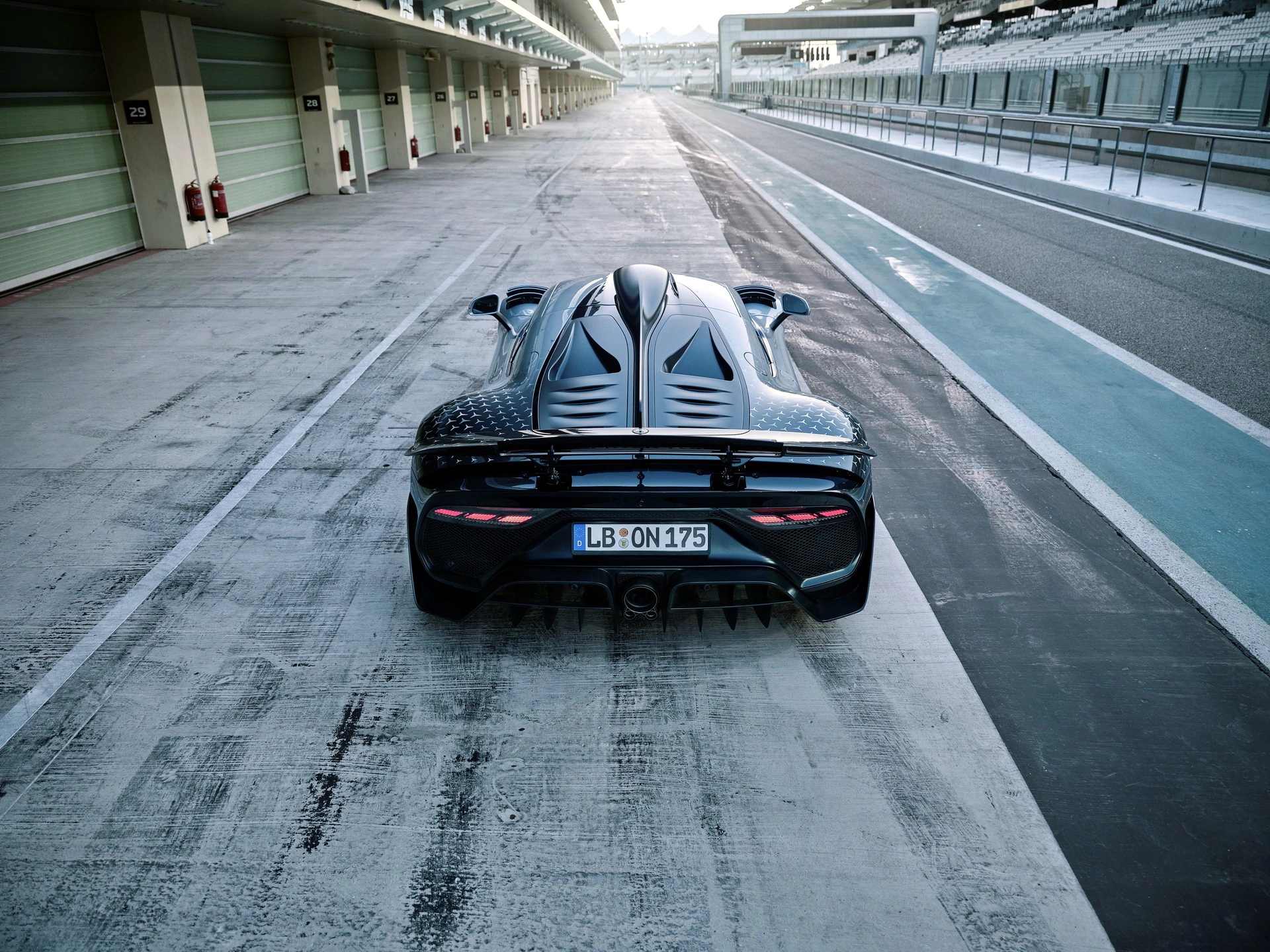  Thiết kế đuôi xe Mercedes-AMG One với ống xả F1 2025