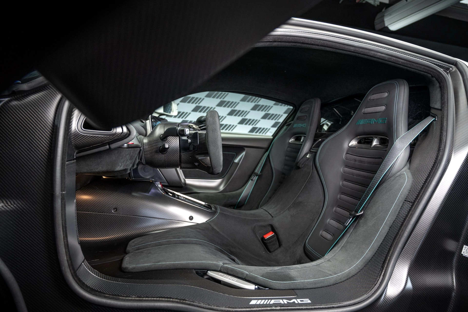Nội thất Mercedes-AMG One mang phong cách xe đua F1