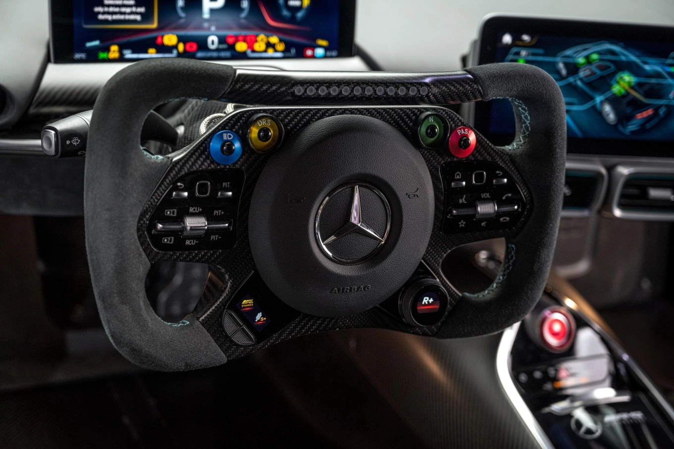 Nội thất Mercedes-AMG One với MBUX và vô-lăng F1 