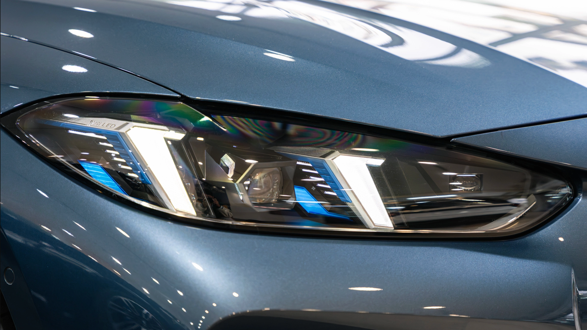 Cụm đèn pha LED Matrix mới thay thế laser, dải đèn ban ngày đổi sang dạng mũi tên hiện đại.