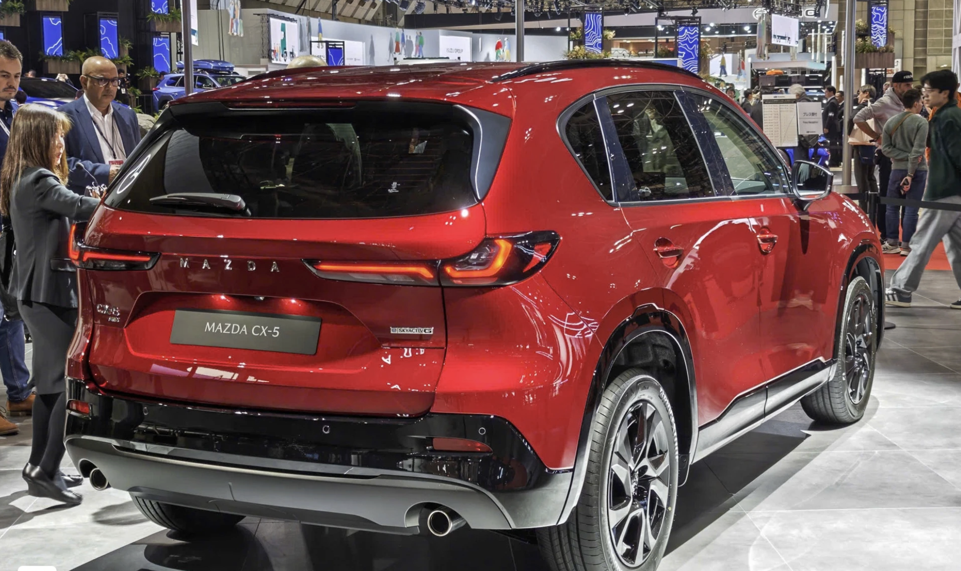 Mazda CX-5 thế hệ mới sử dụng logo dạng chữ thiết kế mới ở đuôi