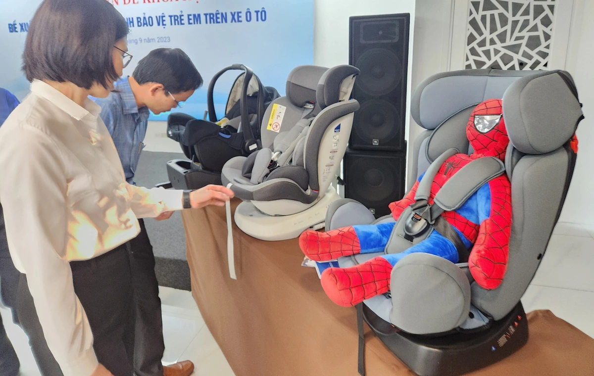 “Thiết bị an toàn cho trẻ trên ô tô” bao gồm những gì?