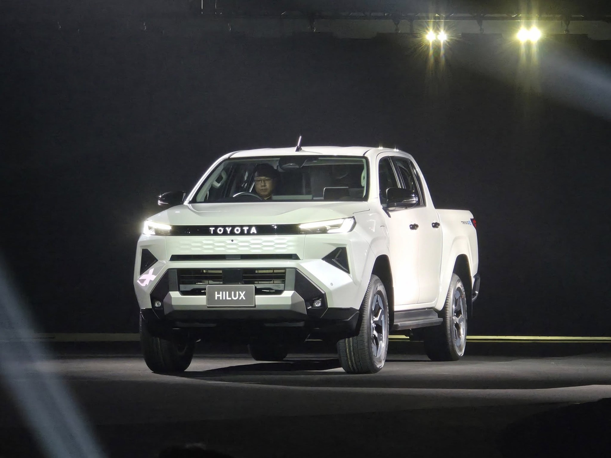 Toyota Hilux Thế Hệ Mới: Giá Bán Và Các Phiên Bản
