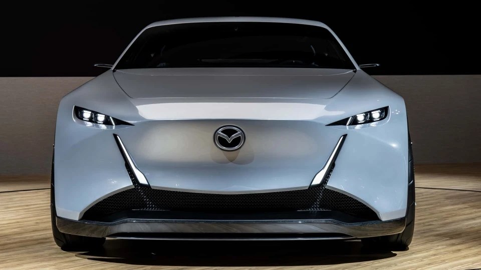 Logo mới dạng phẳng (2D) của Mazda ra mắt tại Japan Mobility Show 2025.