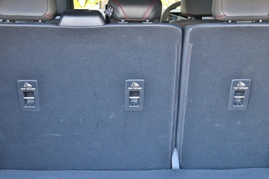 Vị trí các móc neo dưới và móc neo trên (Top Tether) của hệ thống chốt ISOFIX trên ghế ô tô.