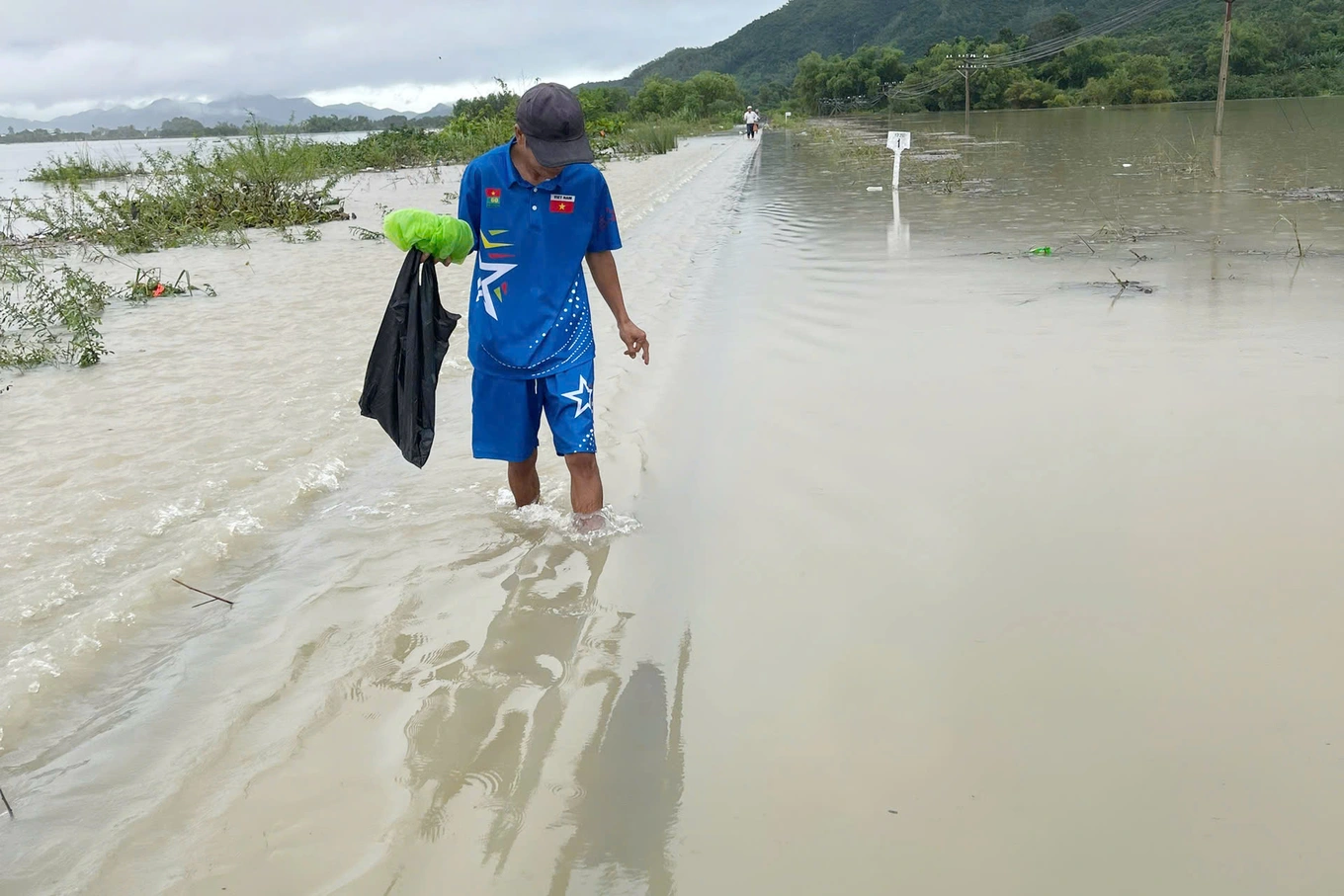 Tạm dừng toàn bộ tàu khách ra đảo Phú Quý