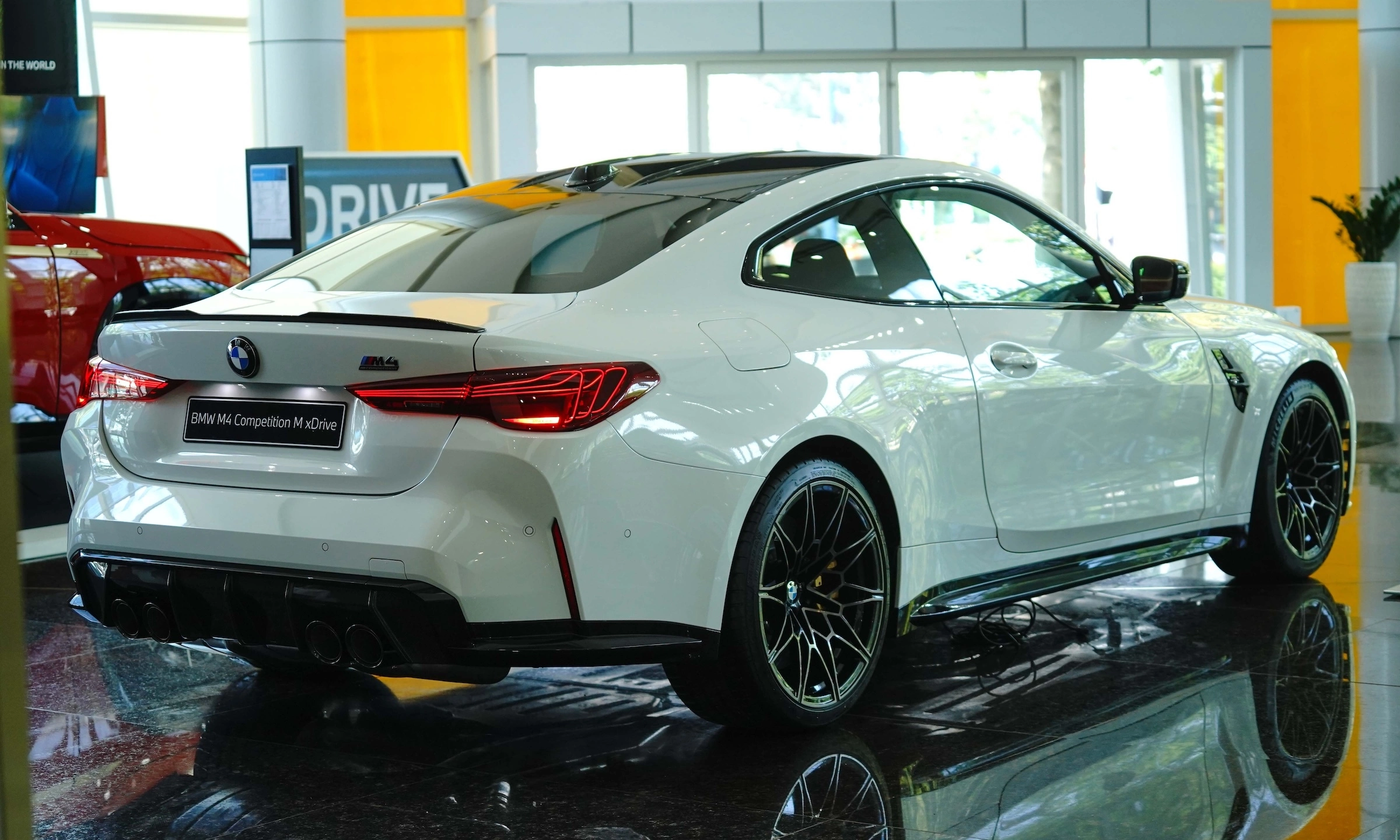 hình ảnh chi tiết BMW M4 Competition 2025 ngoại thất