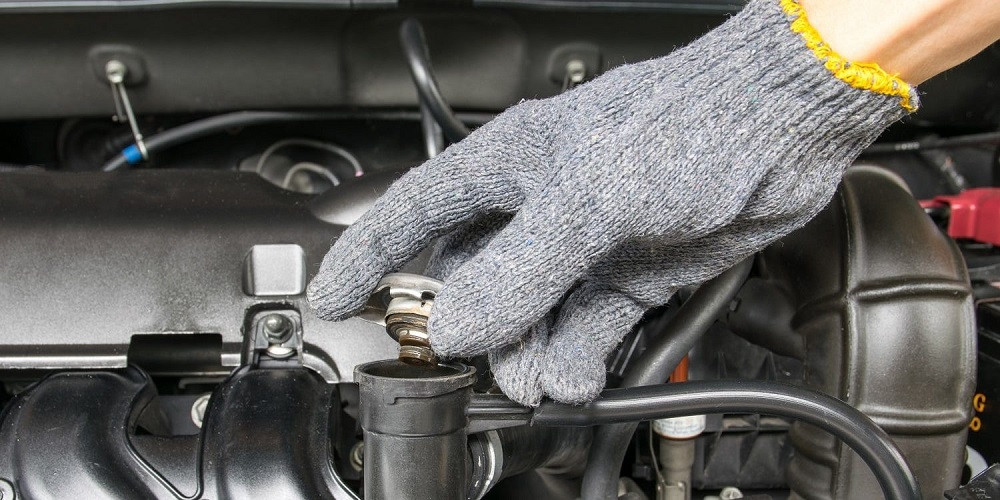 Rủi ro mở nắp két nước khi động cơ ô tô đang hoạt động gây bỏng