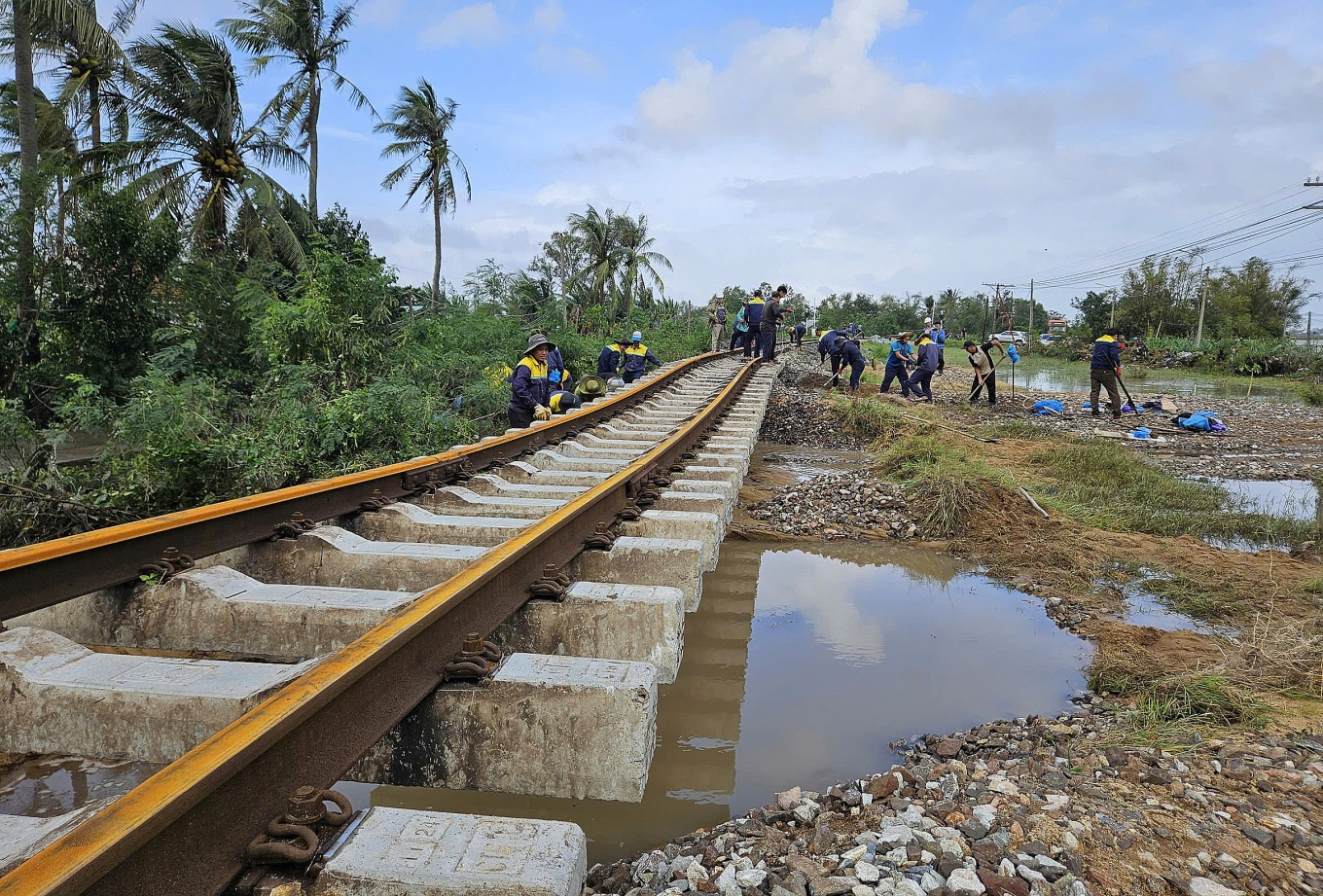 Khôi phục đường sắt Bắc – Nam sau 9 ngày tê liệt: Hoàn tất gia cố, tàu chạy trở lại