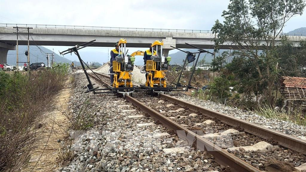Khôi phục đường sắt Bắc – Nam sau 9 ngày tê liệt: Hoàn tất gia cố, tàu chạy trở lại