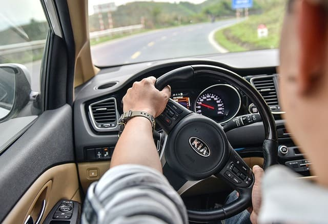 Vô-lăng phanh thế nào trong cua tránh mất lái với các bước giảm tốc và đánh lái