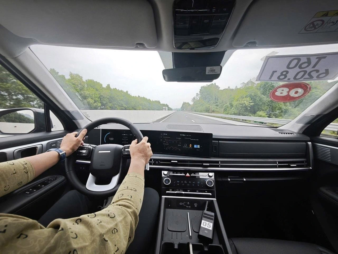 Nội thất tiện nghi xe lai điện Hyundai Santa Fe Hybrid 2025