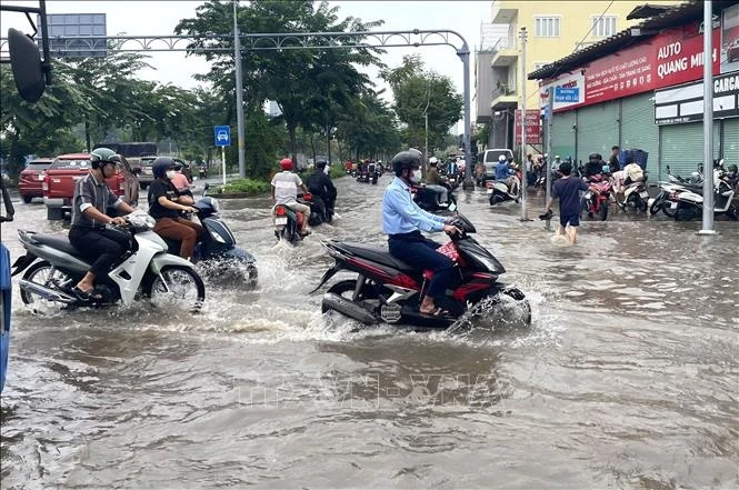 Nhiều tuyến đường ngập nặng, giao thông tê liệt