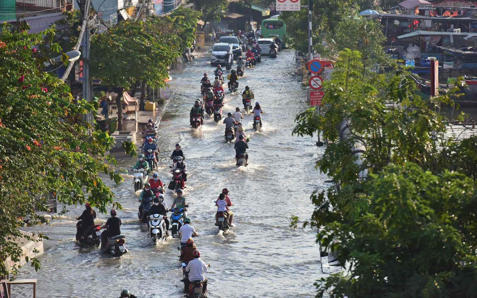 Trường học cho học sinh về sớm, người dân vật lộn trong nước ngập