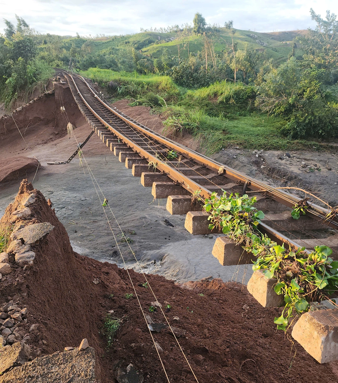 9 đoàn tàu khách phải dừng chờ, hàng trăm hành khách bị ảnh hưởng