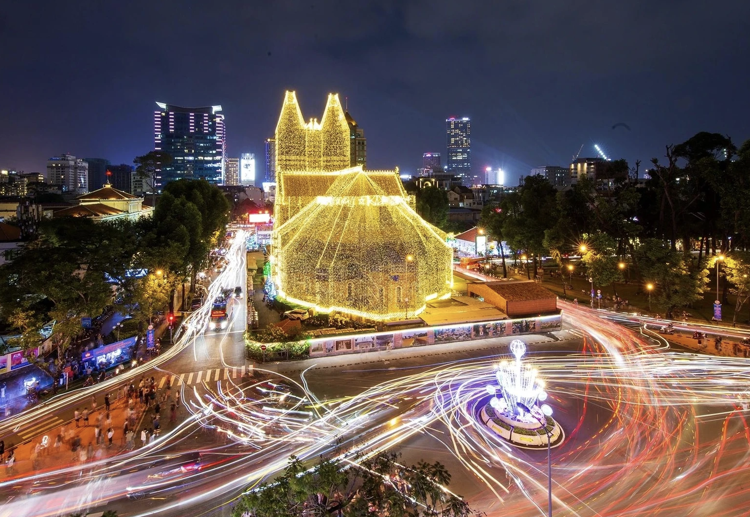 nhà thờ đức bà địa điểm check in Noel Sài Gòn 2025