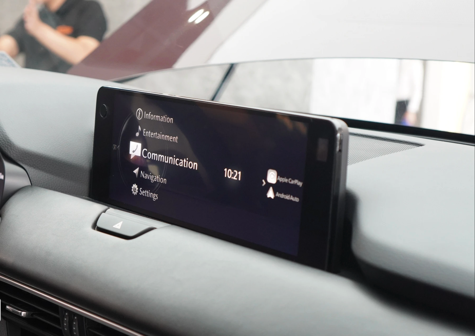 Mazda CX-90 sử dụng màn hình trung tâm kích thước gọn, thiết kế quen thuộc trong các mẫu xe của hãng.