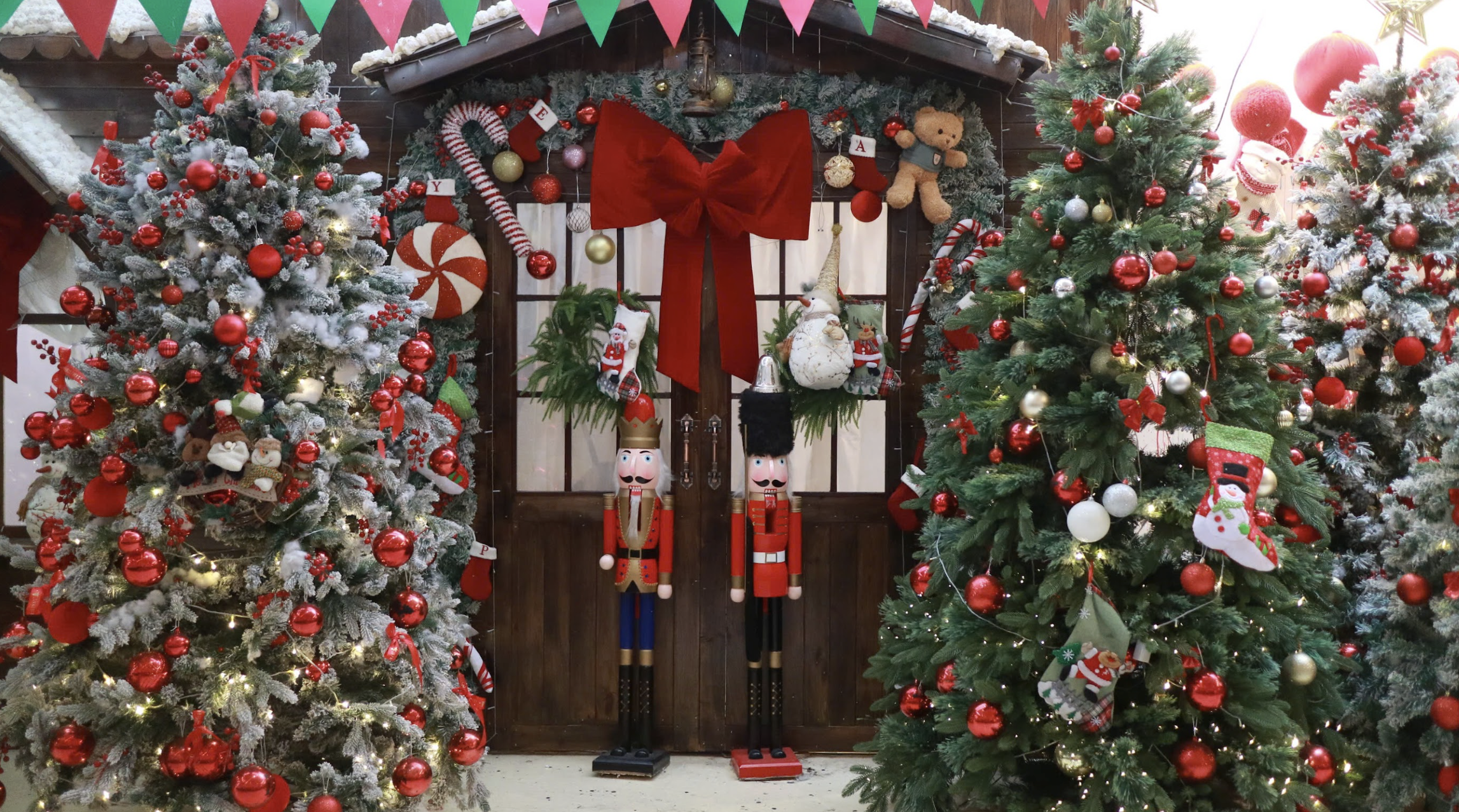 quán cafe trang trí Noel lung linh TP.HCM 2025