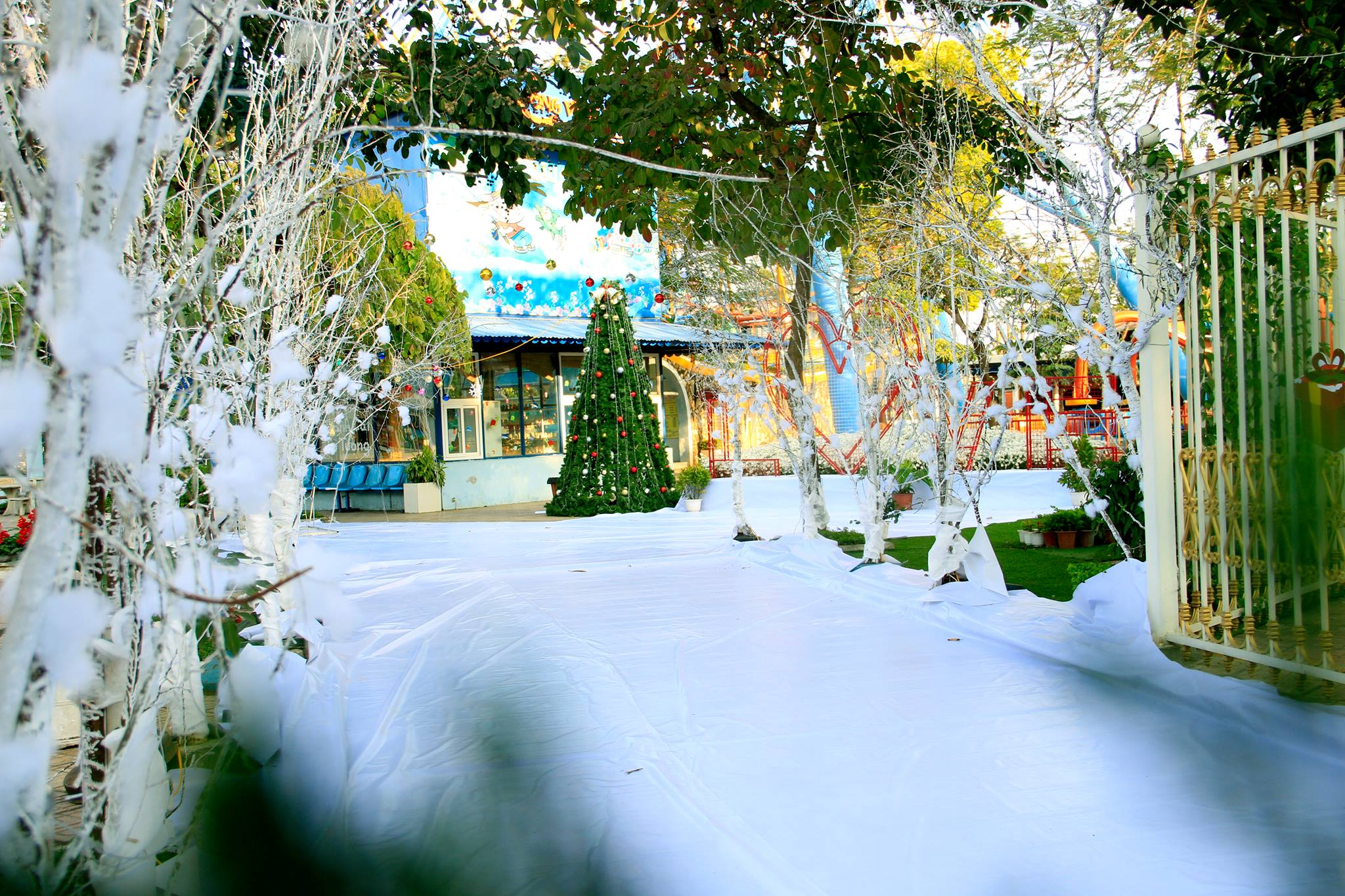 Công Viên Nước Hồ Tây Và Chợ Giáng Sinh Hoa Lư