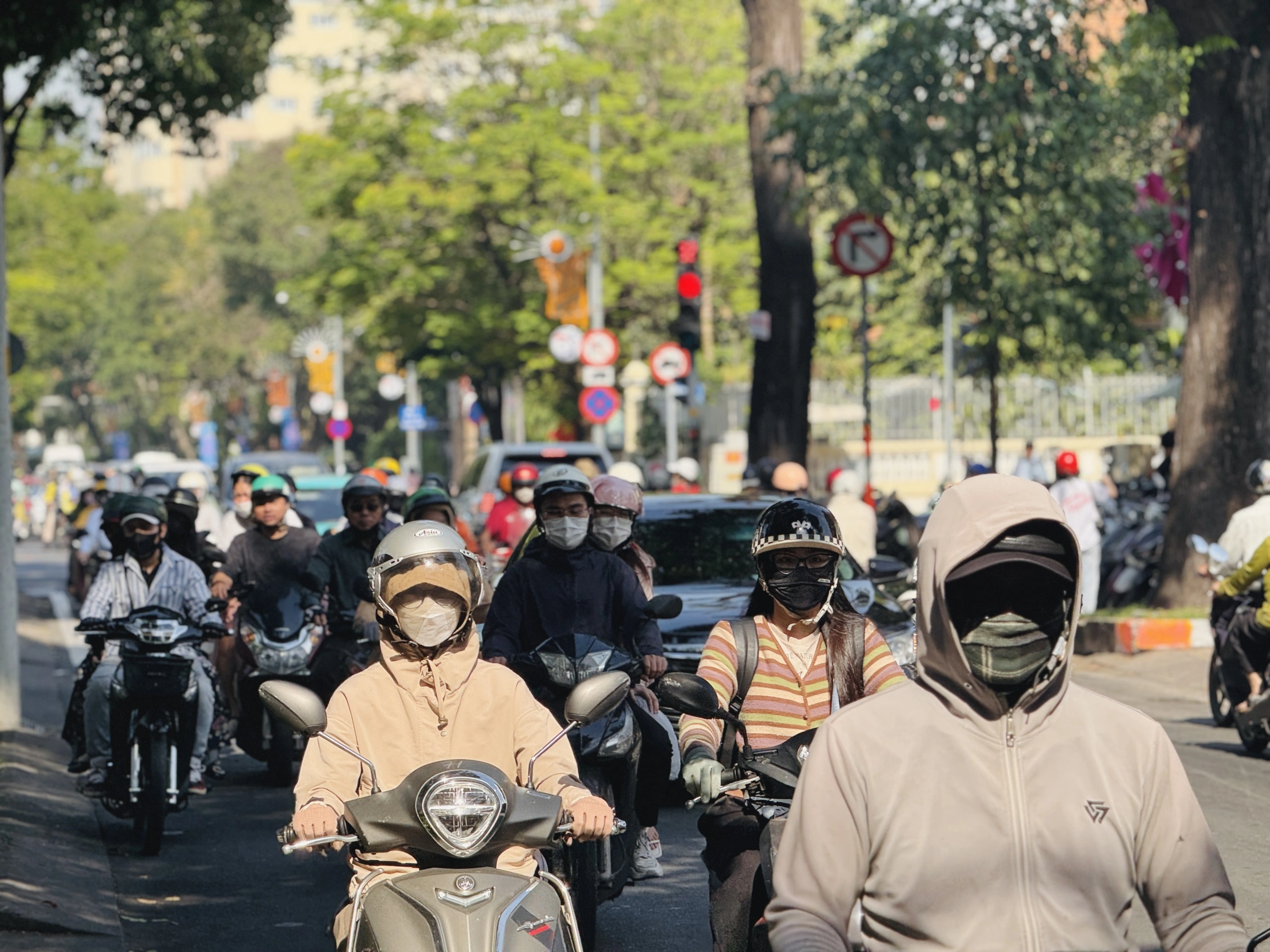 Một con phố sôi động dưới nắng vàng, với người dân đi lại nhộn nhịp