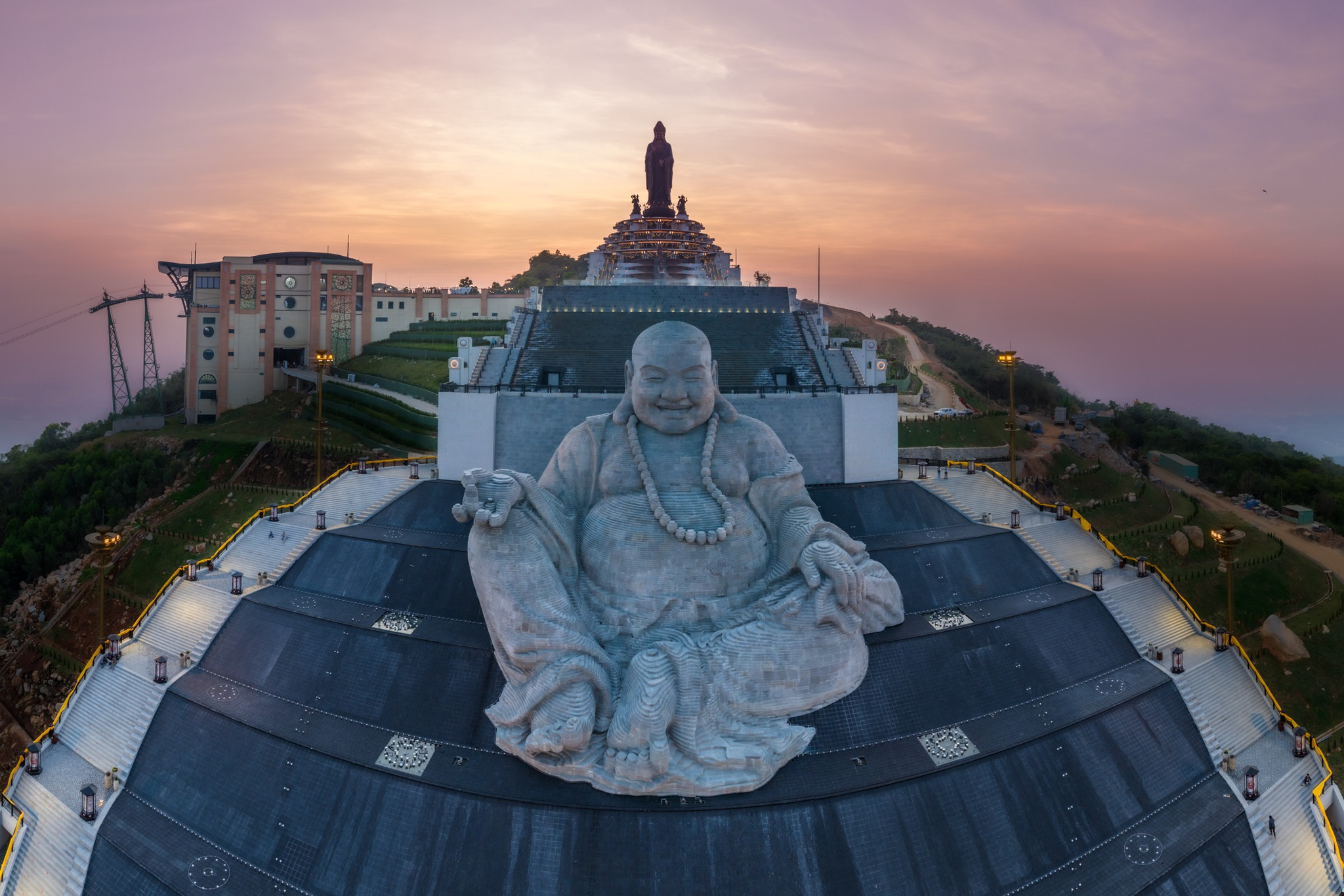 Ba tôn tượng Phật Câu Na Hàm Mâu Ni – Phật Bà Tây Bổ Đà Sơn – Bồ Tát Di Lặc kết nối trục tâm linh Quá khứ – Hiện tại – Tương lai, biểu trưng cho giác ngộ, từ bi và hỷ lạc.