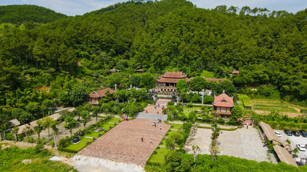 Toàn cảnh Chùa Địa Tạng Phi Lai Tự nhìn từ trên cao với lối kiến trúc cổ kính giữa rừng thông