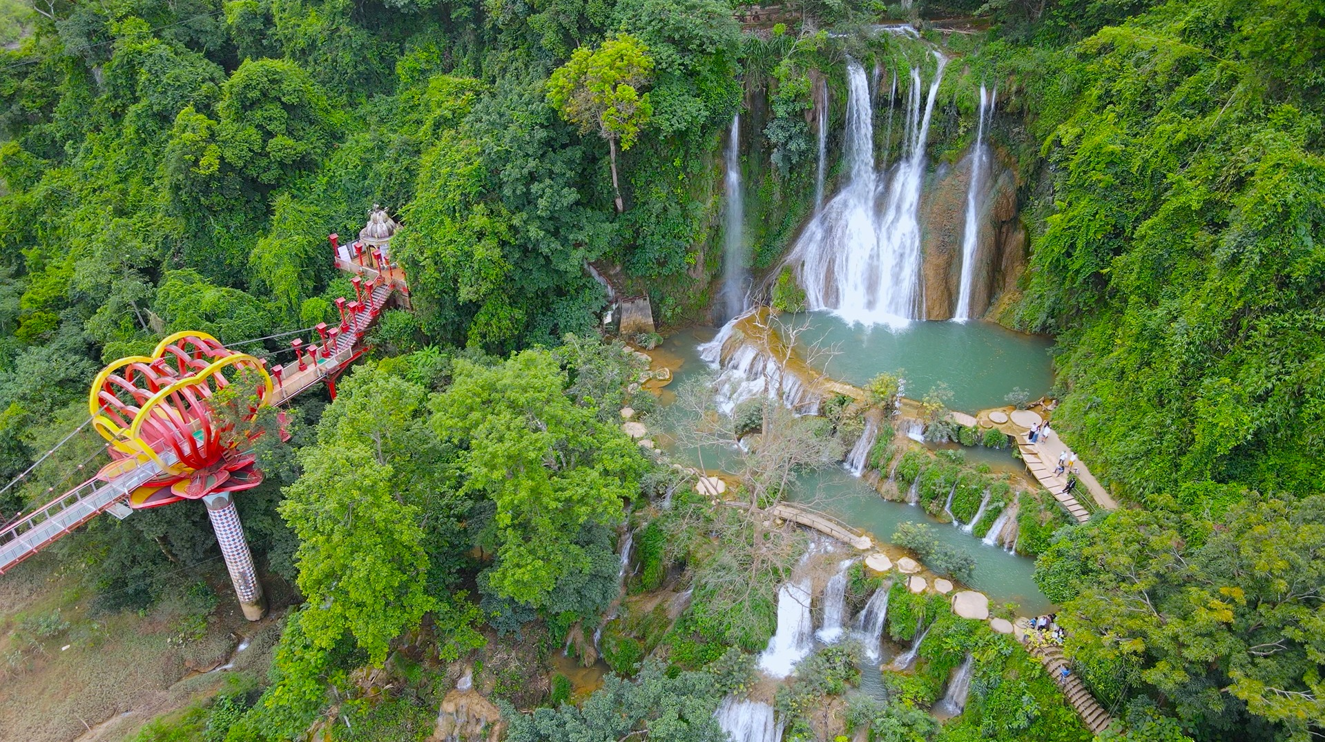 Thác Dải Yếm và Cầu Kính Tình Yêu