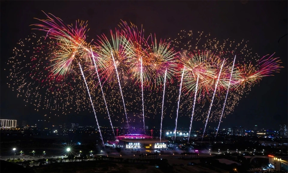 Hình ảnh pháo hoa xem từ Chung cư The Emerald