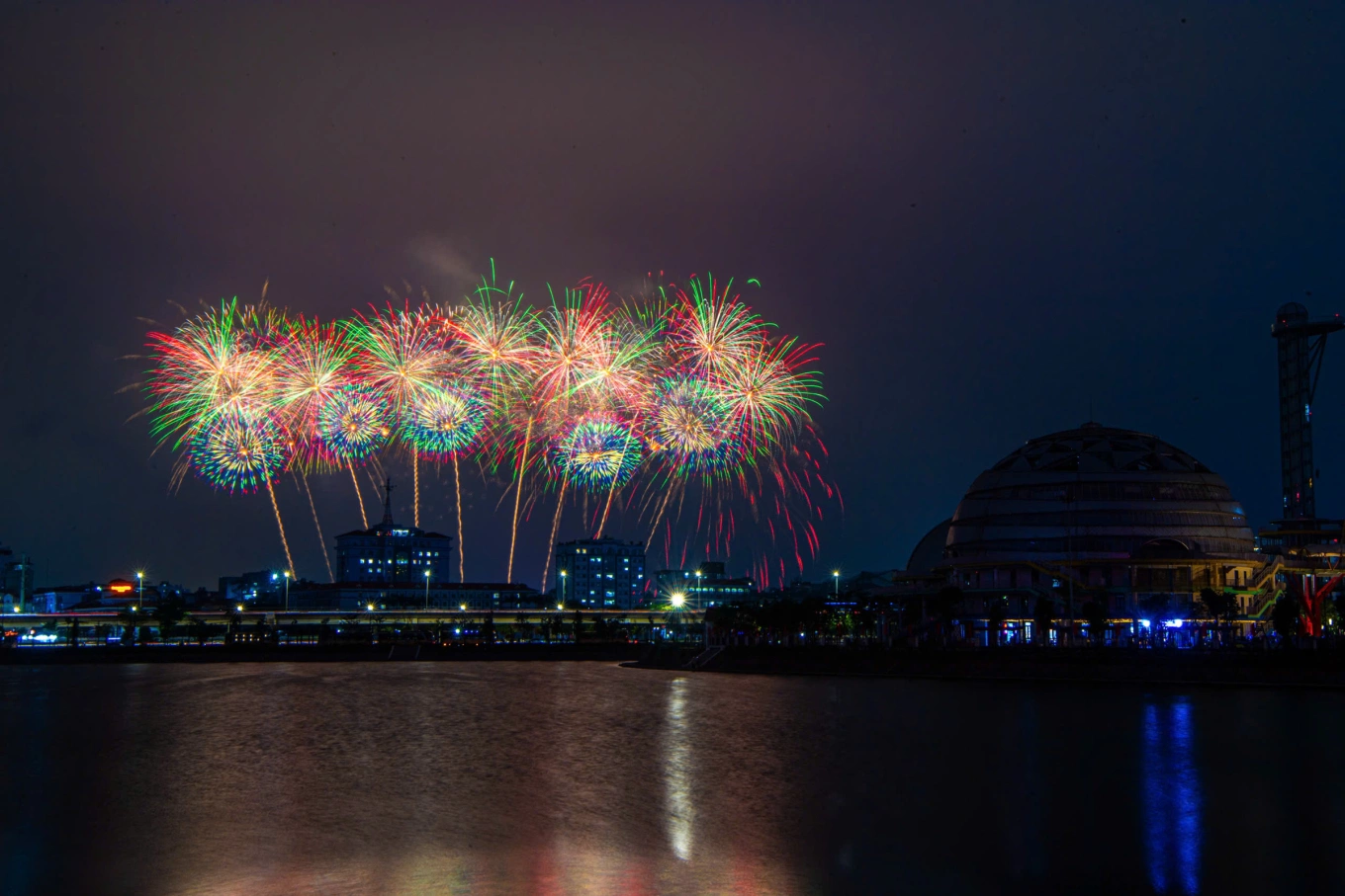 Góc pháo hoa từ Công viên hồ điều hòa Cầu Giấy