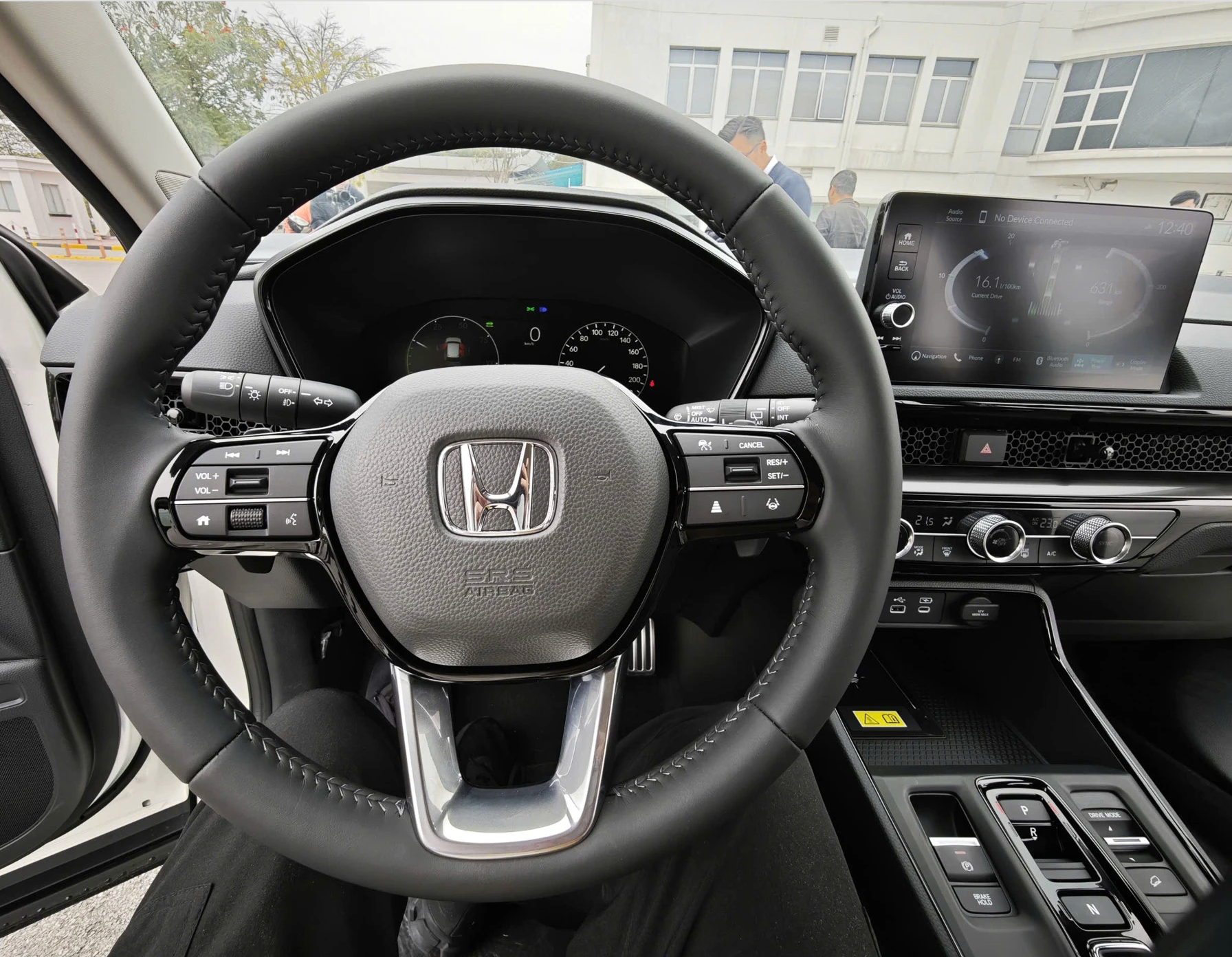 Nội thất khoang lái Honda CR-V Hybrid bản L lắp ráp