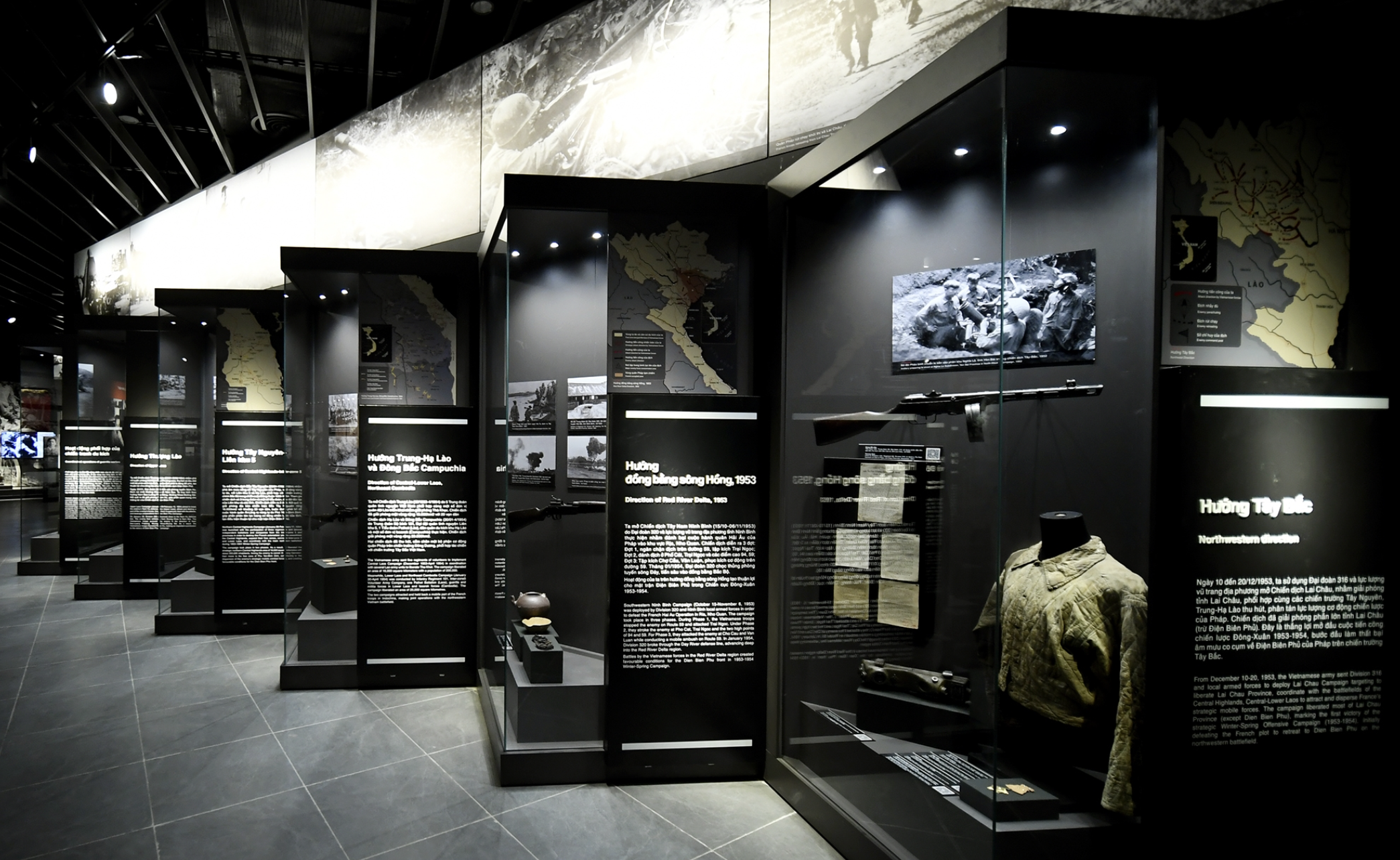 Không gian trưng bày trong Bảo tàng Lịch sử Quân sự Việt Nam