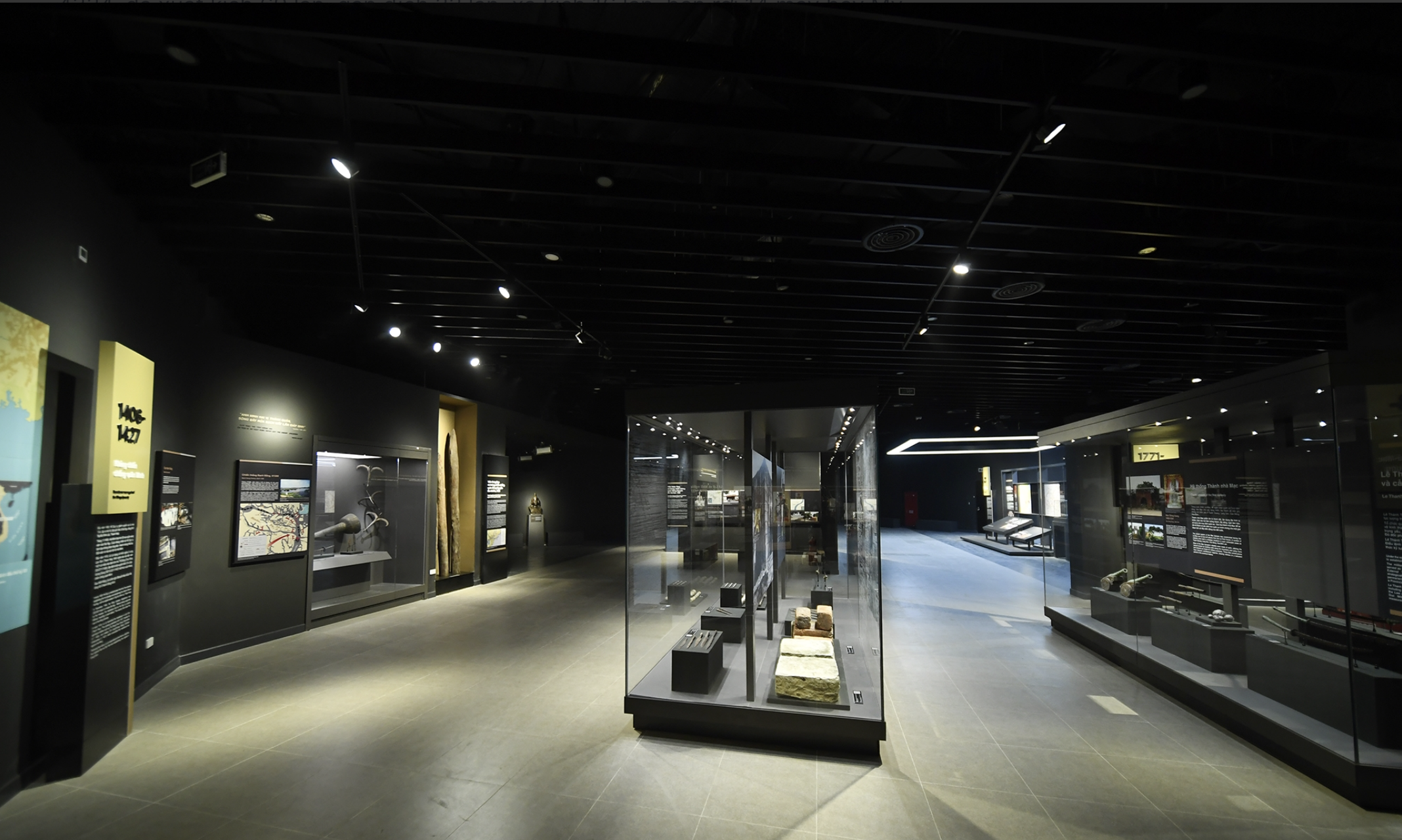 Không gian trưng bày trong Bảo tàng Lịch sử Quân sự Việt Nam