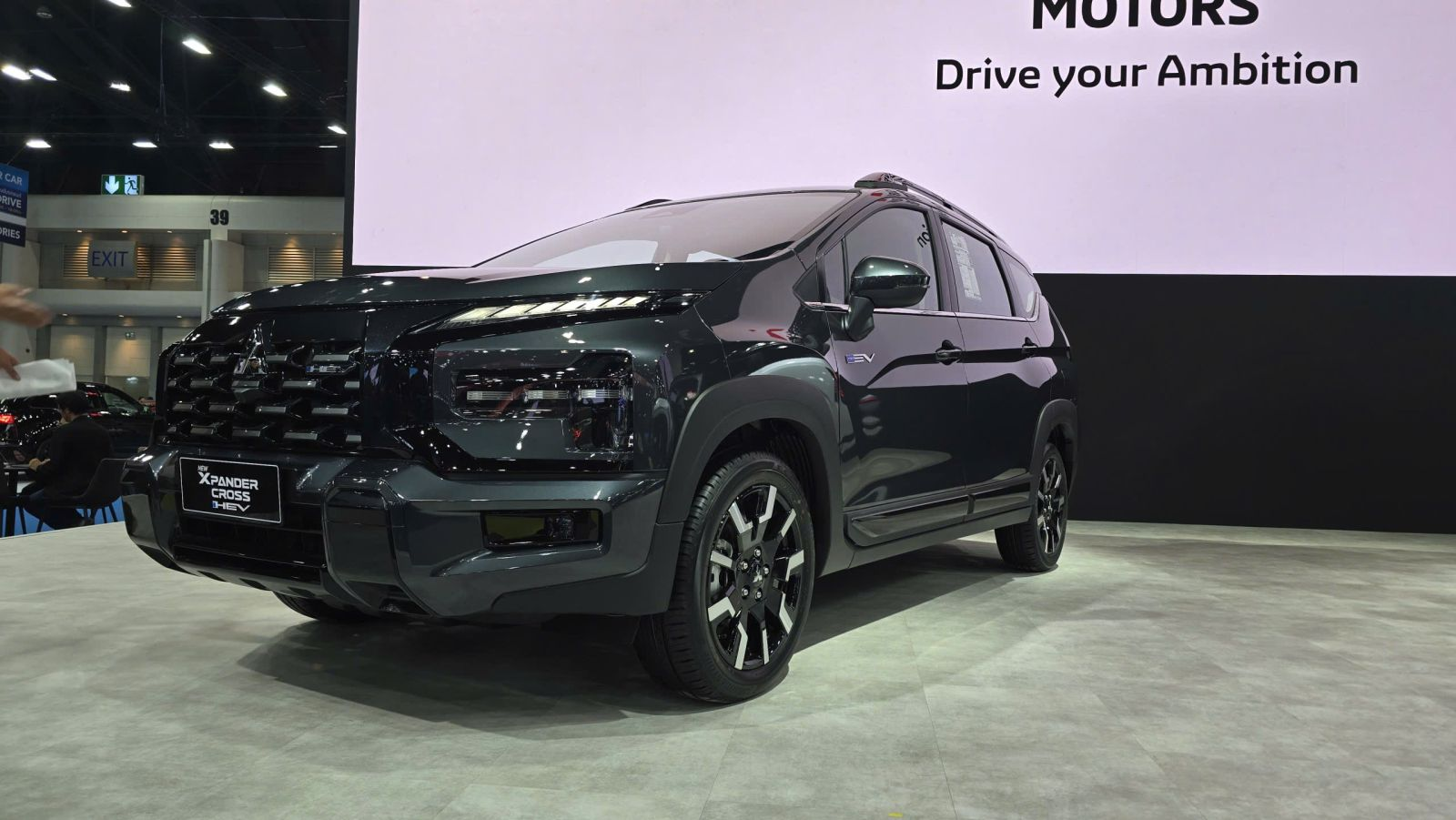 Thiết kế đầu xe hầm hố của Mitsubishi Xpander Cross hybrid 2026