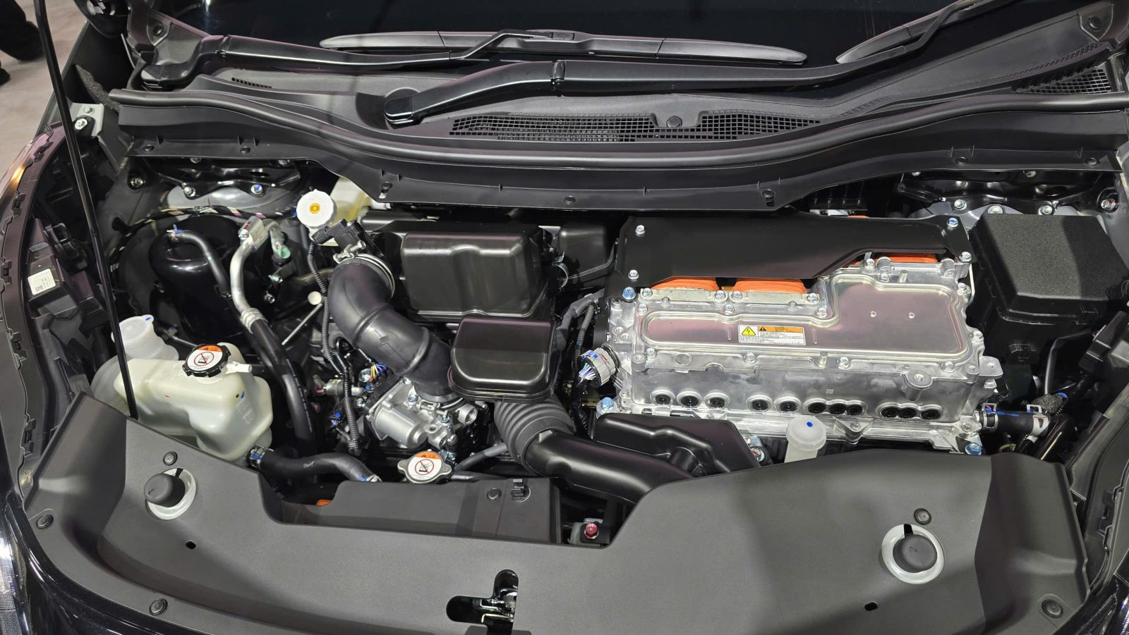 Đánh Giá Mitsubishi Xpander Cross Hybrid 2026: Giá Bán & Khi Nào Về Việt Nam