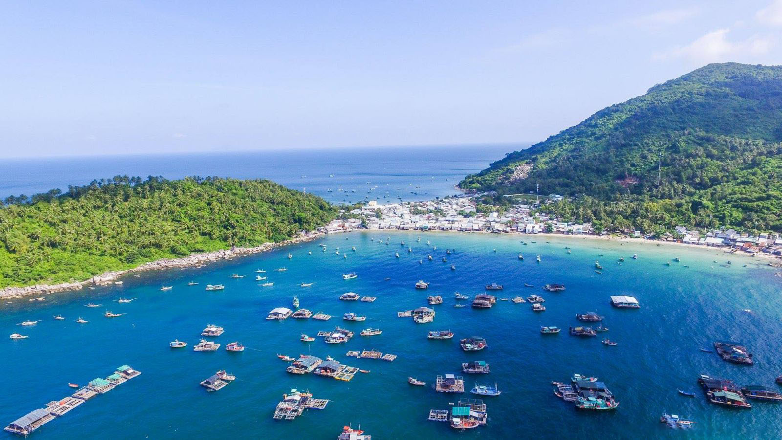 Con đường ven biển tuyệt đẹp tại đảo Hòn Sơn Kiên Giang.