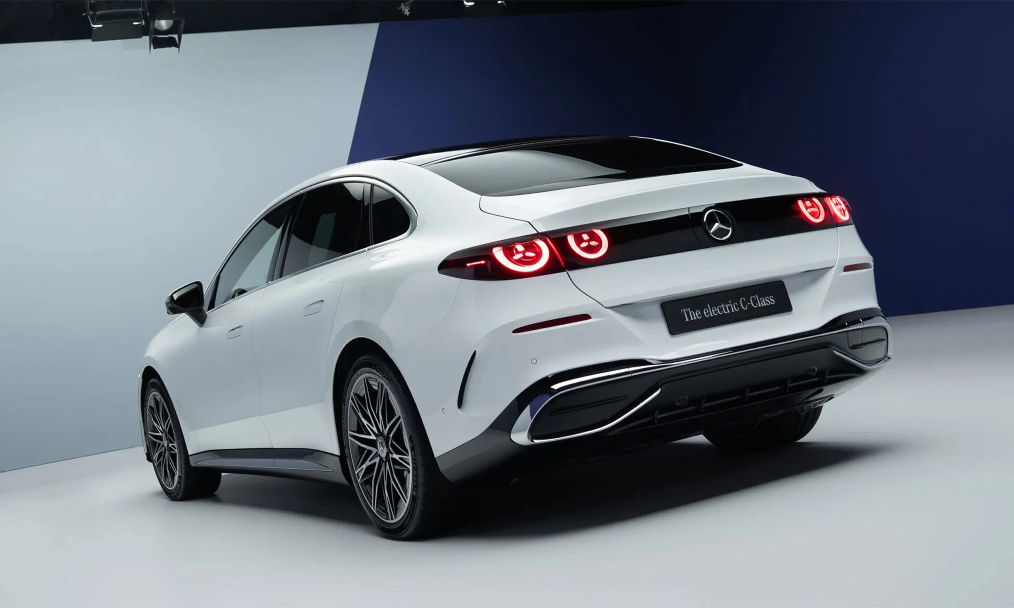Thiết kế ngoại thất thể thao của Mercedes C-class Electric với lưới tản nhiệt LED