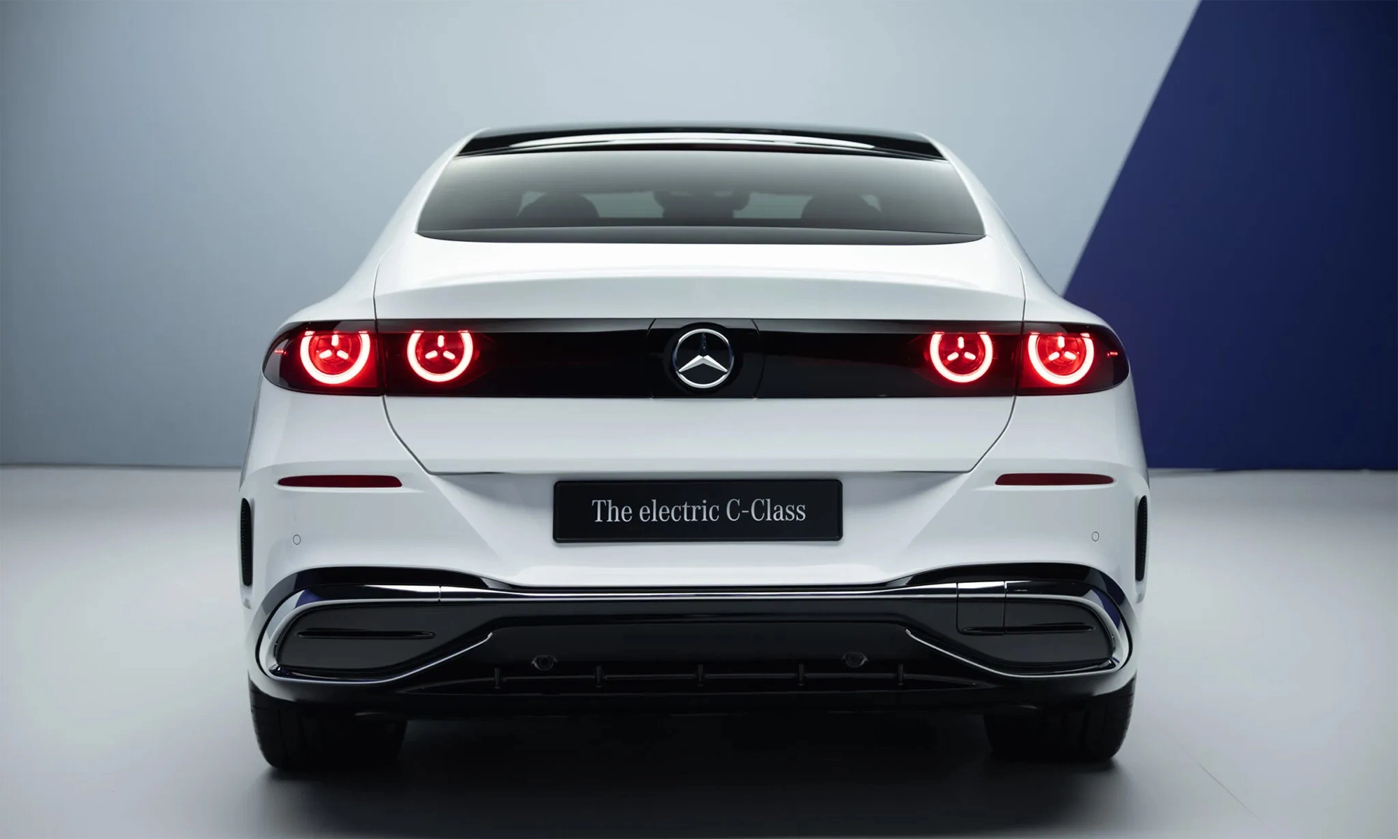 Thiết kế ngoại thất thể thao của Mercedes C-class Electric với lưới tản nhiệt LED