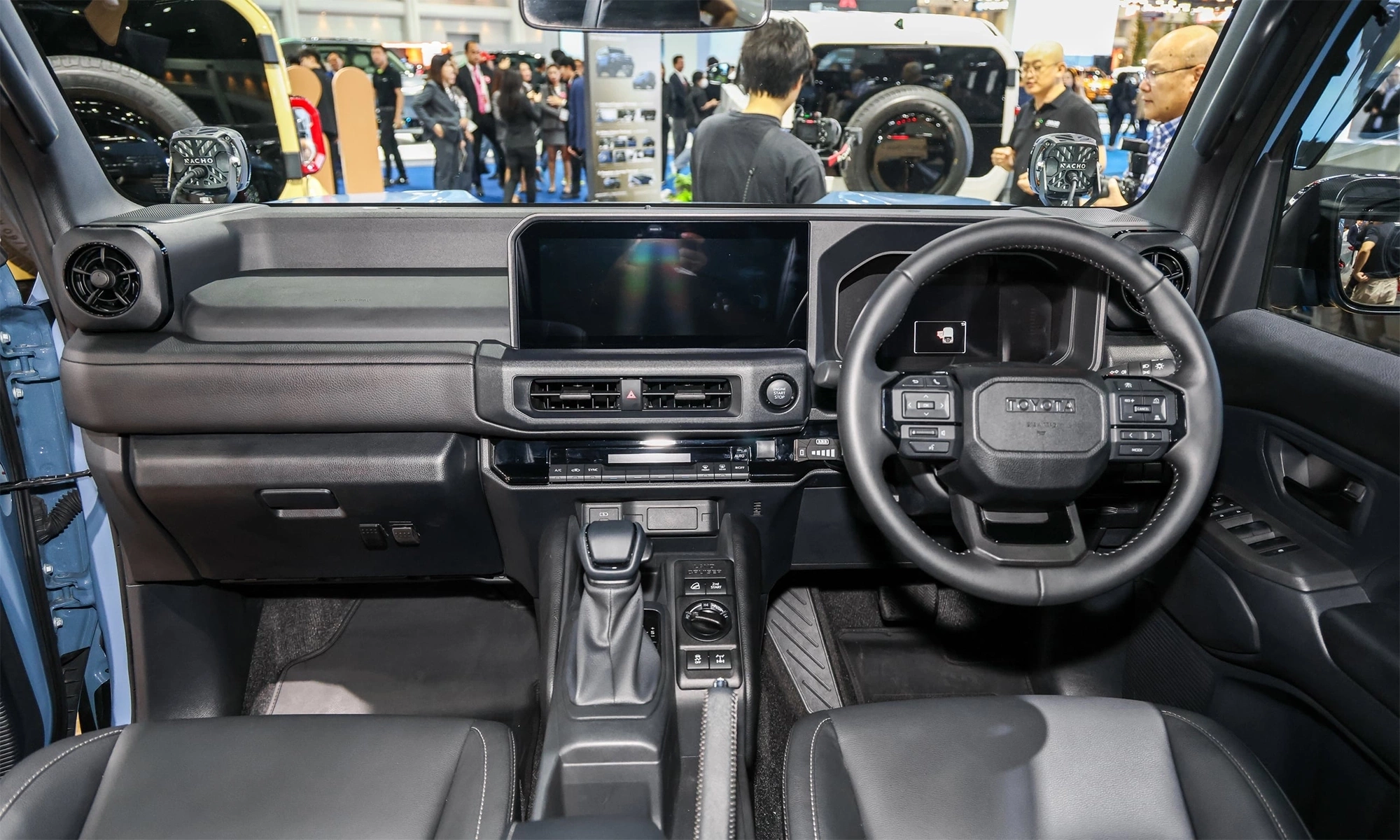 Nội thất thực dụng nhưng hiện đại của Toyota Land Cruiser FJ