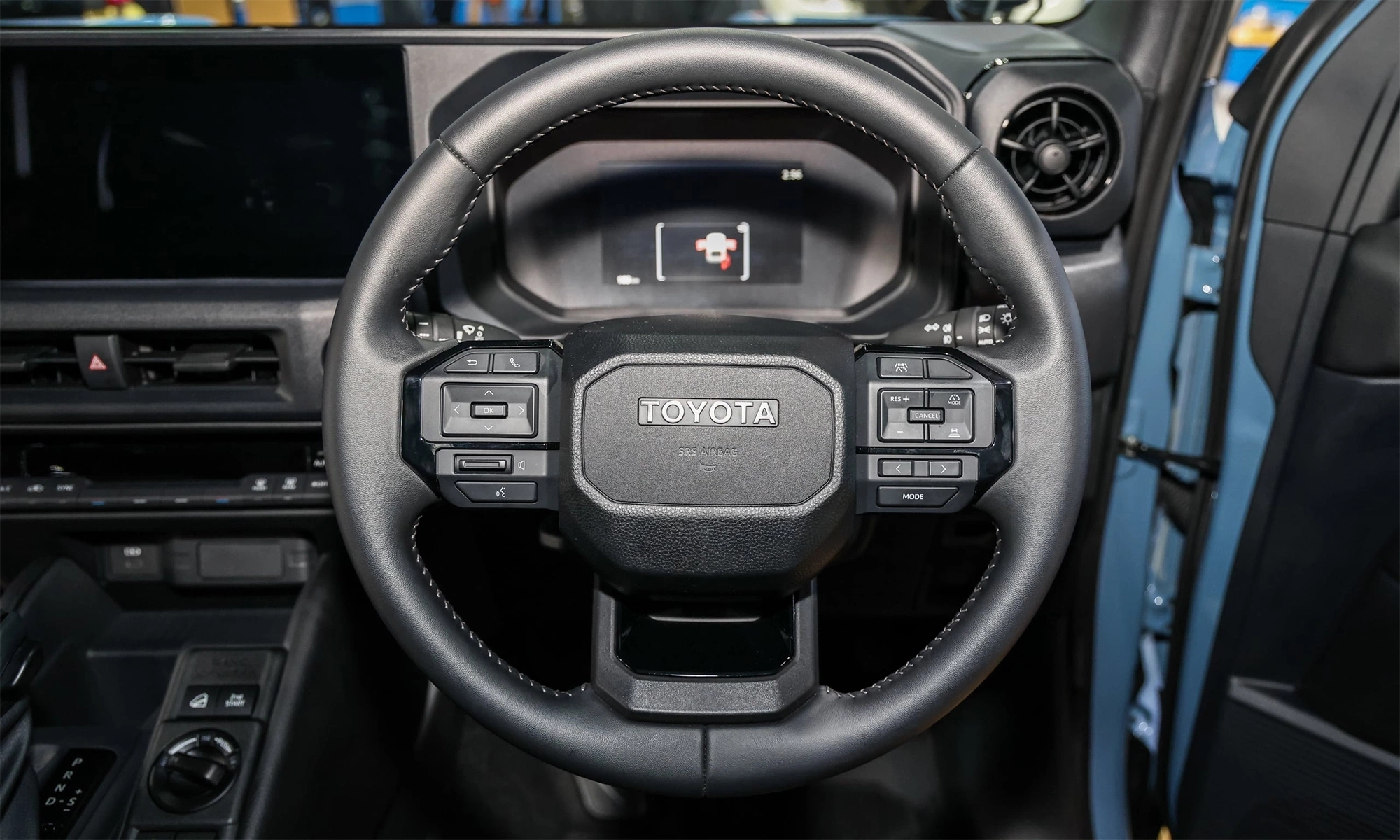 Nội thất thực dụng nhưng hiện đại của Toyota Land Cruiser FJ