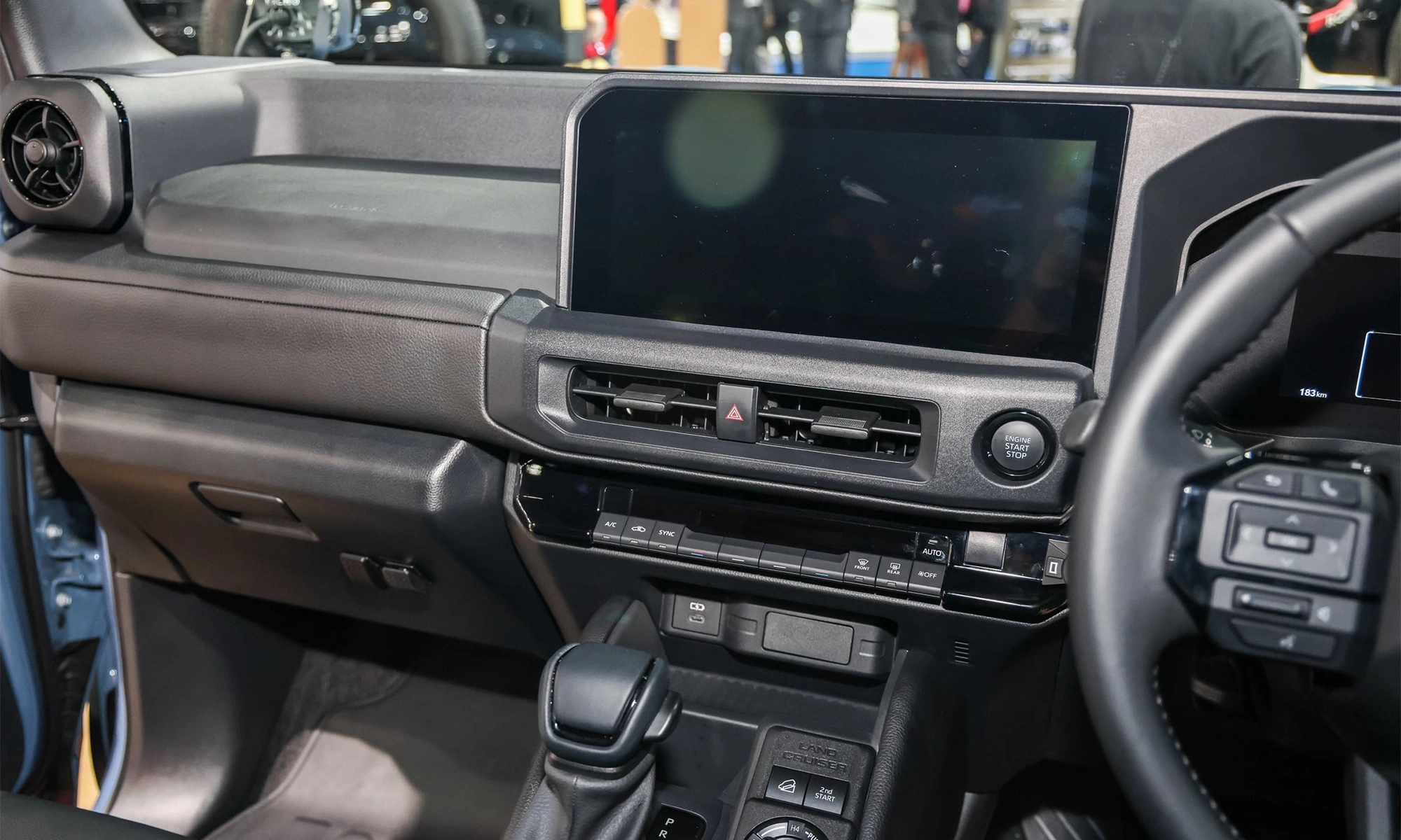 Nội thất thực dụng nhưng hiện đại của Toyota Land Cruiser FJ