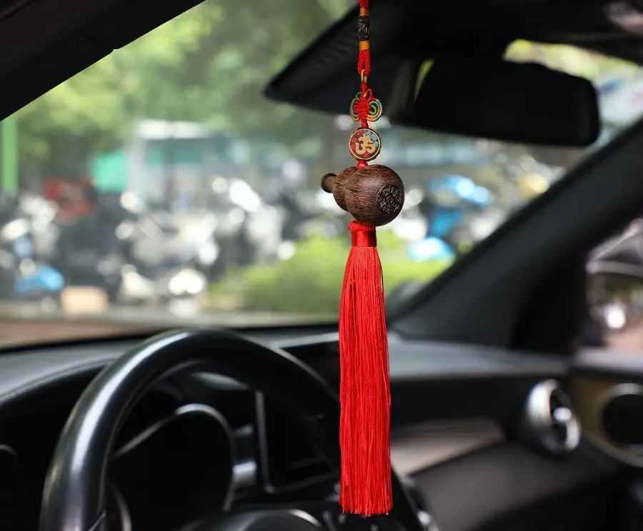 Vật phẩm trang trí mang sắc đỏ (Bùa bình an)