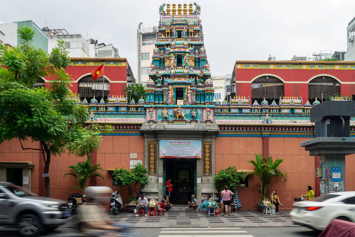 Cổng Đền Bà Ấn Độ Mariamman với các bức tượng thần linh rực rỡ sắc màu phong cách Nam Ấn