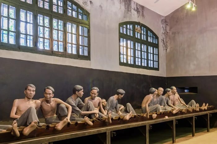 Nhà Tù Hỏa Lò 2025: Giờ Mở Cửa, Giá Vé, Địa Chỉ và Hành Trình Khám Phá Lịch Sử post image