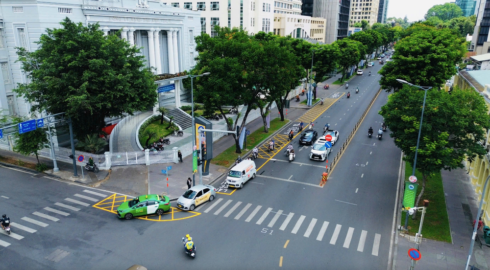 Thêm Giao Lộ Trung Tâm TP.HCM Vẽ Vạch Mắt Võng TP HCM 2025: Hướng Dẫn Lái Xe Tránh Phạt Tại Giao Lộ post image