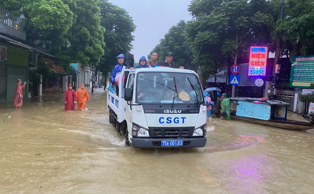 Giao Thông Bắc Nam Qua Huế Bị Tê Liệt Vì Mưa Lũ Lớn