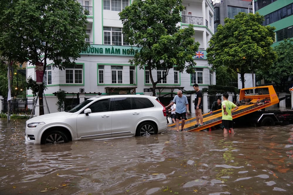 Các Bước Xử Lý Xe Bị Thủy Kích 2025: Chi Phí, Dấu Hiệu & Cách Phòng Tránh