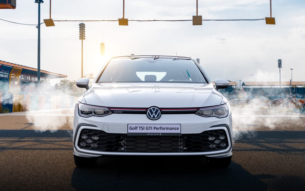 Volkswagen Golf Ra Mắt Việt Nam 2025: Giá Lăn Bánh, Thông Số Kỹ Thuật Chi Tiết Từ A-Z