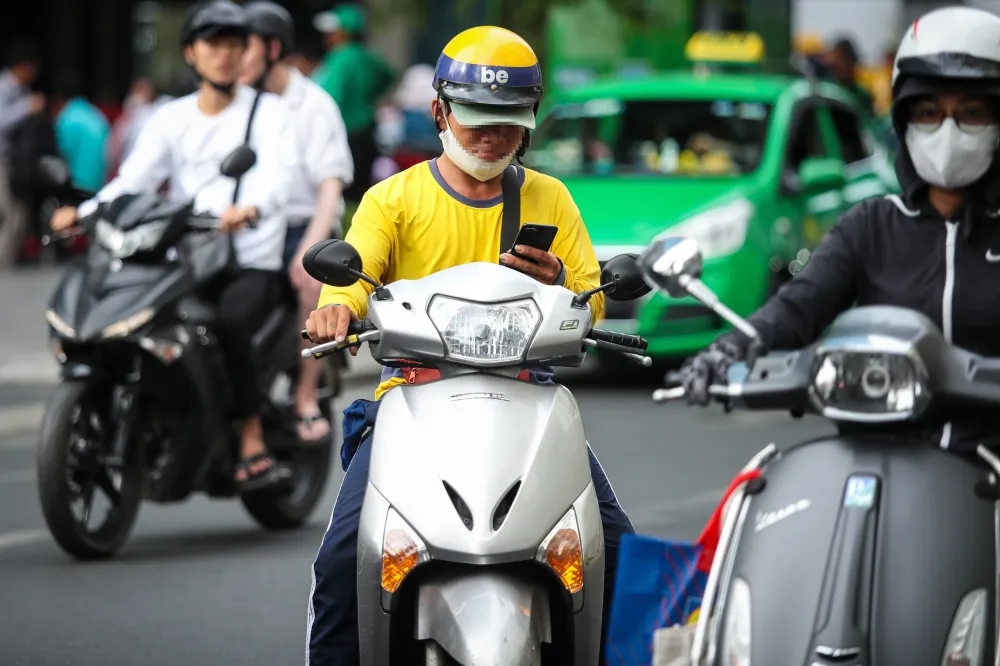 Luật sư giải thích: Dừng đèn đỏ dùng điện thoại chưa bị phạt theo quy định post image