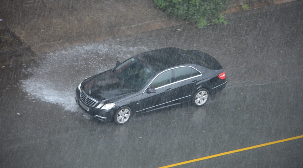 Kinh Nghiệm Lái Xe Gầm Thấp Mùa Mưa Bão: 7 Kỹ Năng Giúp Xe Vượt Ngập Dễ Dàng